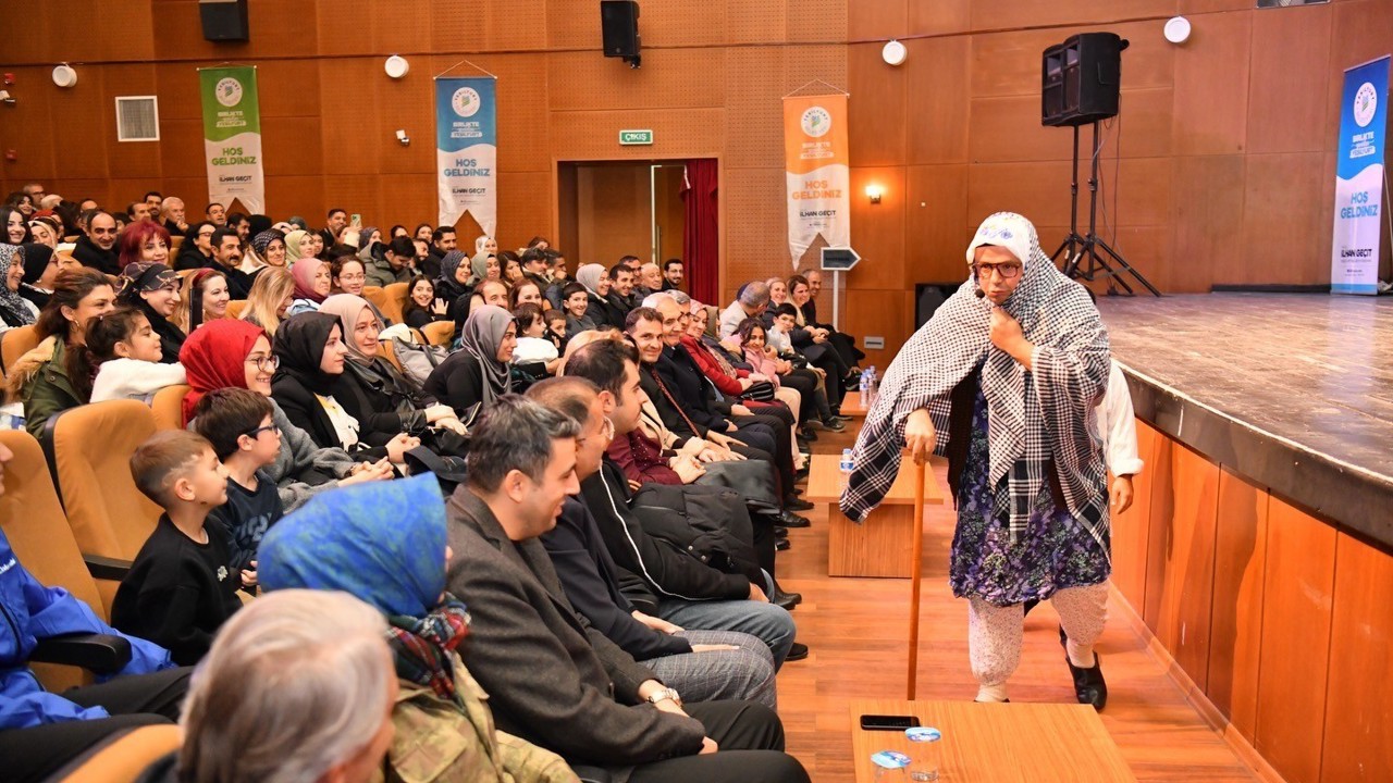 "Havlucu Memed Anlatıyor" tiyatro gösterisi yoğun ilgi gördü
