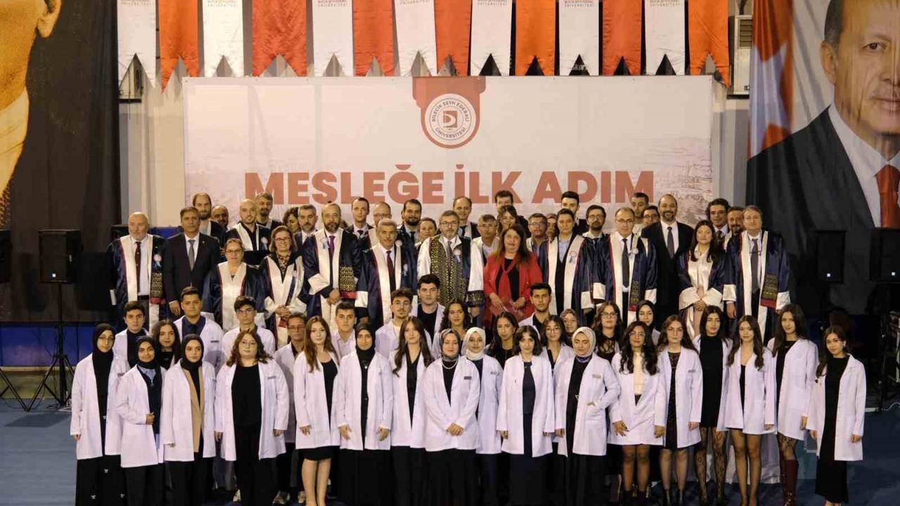 BŞEÜ Diş Hekimliği Fakültesi’nin yeni öğrencileri törenle beyaz önlüklerini giydi
