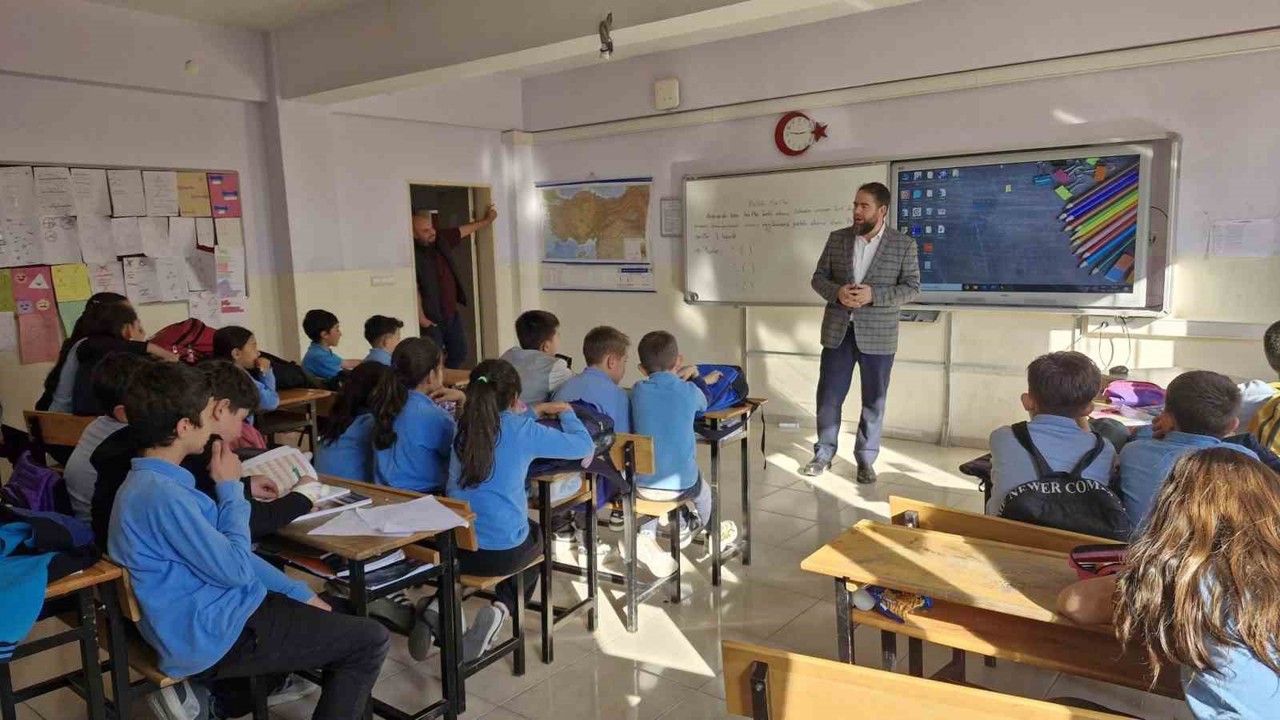 Emet İlçe Vaizi Gül’ün ortaokul öğrencileriyle değerler eğitimi buluşması
