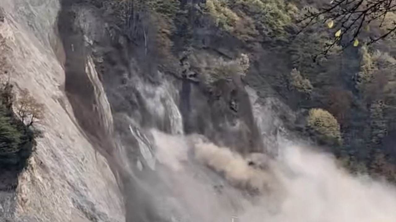 Düzce’de heyelan anı kameraya yansıdı: Otomobil kıl payı kurtuldu
