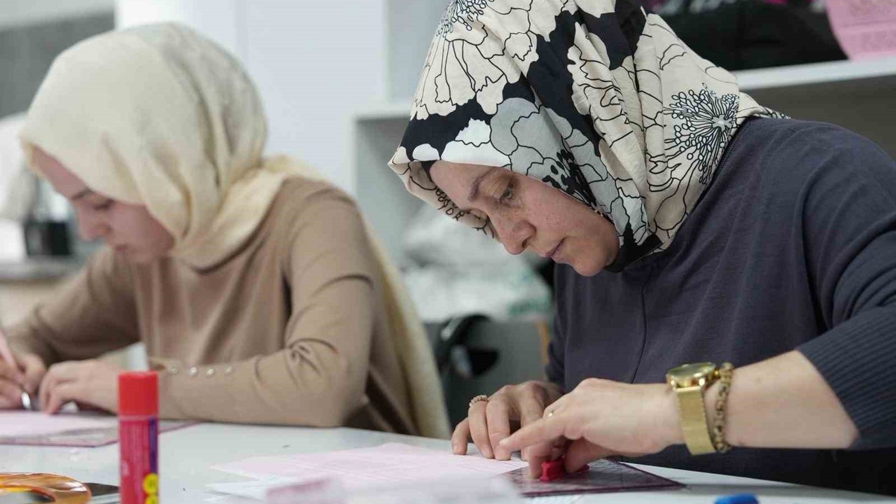 Kadınlar hem öğreniyor hem aile bütçelerine katkı sağlıyor
