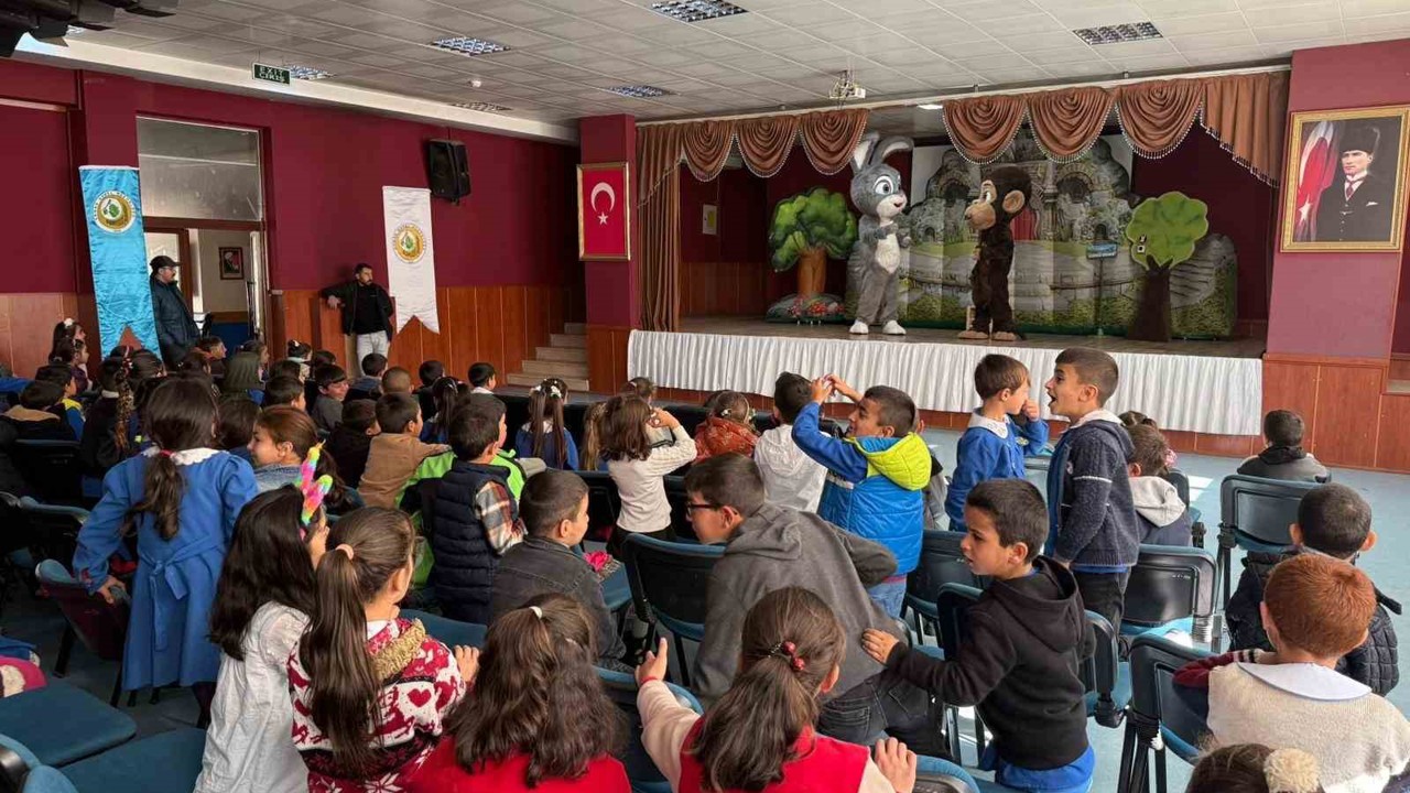 Sarıkamış’ta "Şarkılı Orman" oyununa miniklerden yoğun ilgi
