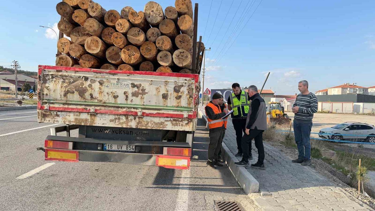 Kütahya’da orman emvali yüklü araçlar denetlendi

