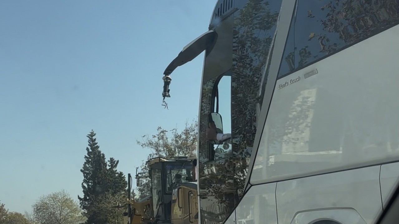 Kırılan aynayı eliyle tutup yolculuğa devam etti
