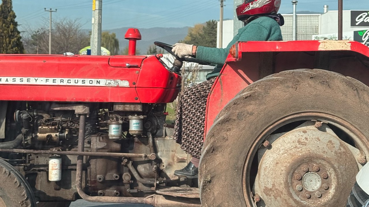 Motosiklet kaskıyla traktör kullanan kadın, sosyal medyada büyük beğeni topladı
