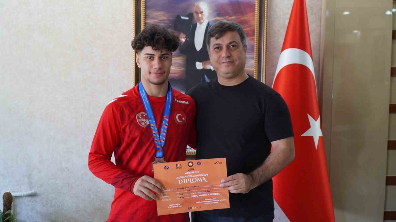 İl Müdürü Yunus Öztürk’ten milli güreşçiye tebrik
