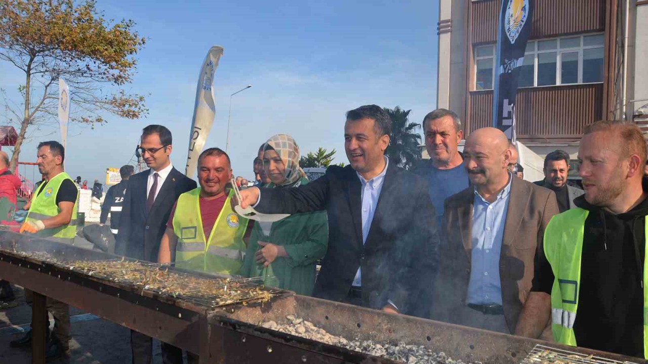 Samsun Yakakent’te Hamsi Festivali’ne yoğun ilgi: 2 saatte 3 ton hamsi tükendi
