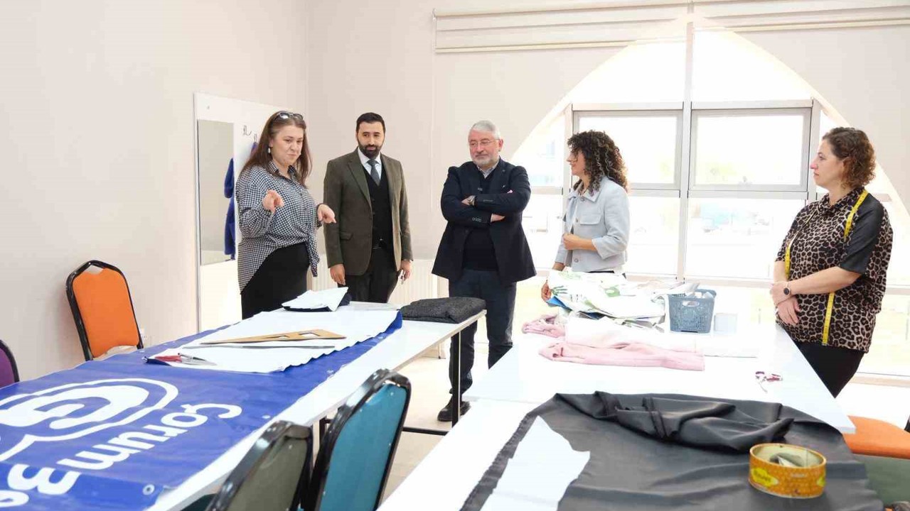 Kadınlar afişleri şık çantalara dönüştürüyor
