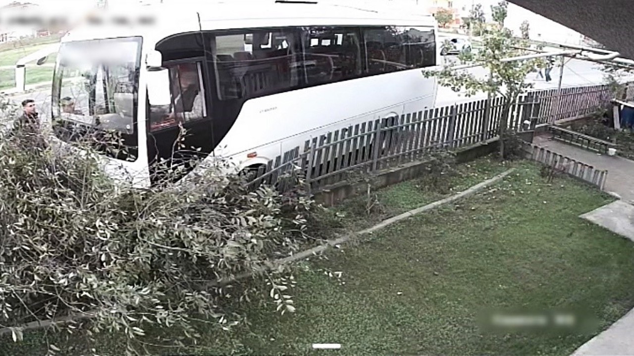 Tekirdağ’da servis minibüsü ağaca çarptı: 1 yaralı
