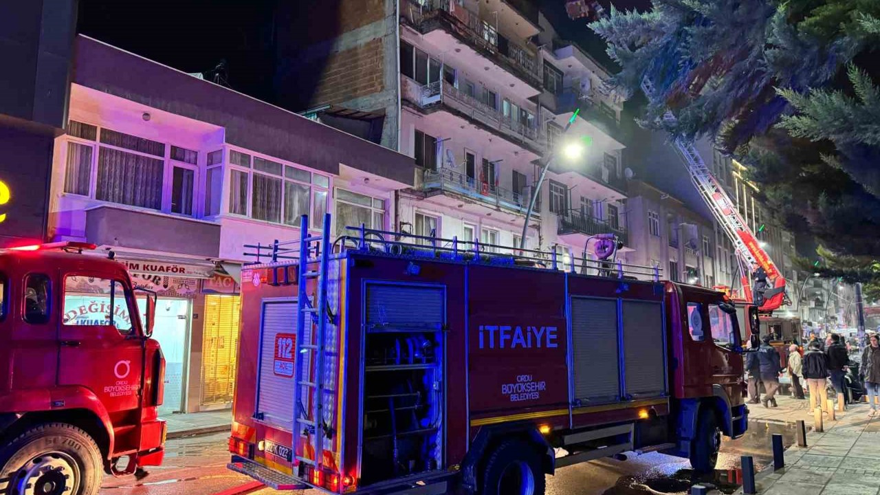 Ordu’da çatı katı yangını: 5 kişi asansörlü araçla tahliye edildi
