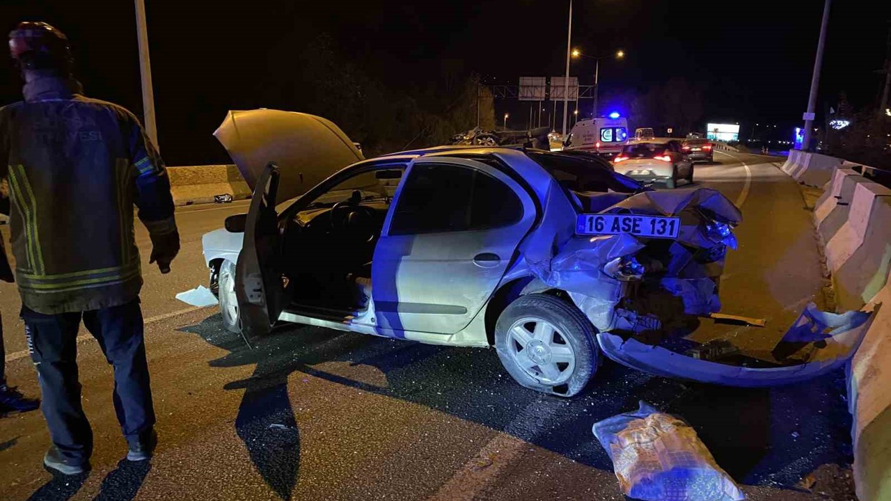 Bursa’da feci kaza: Bariyere çarpıp takla attı, 2 yaralı
