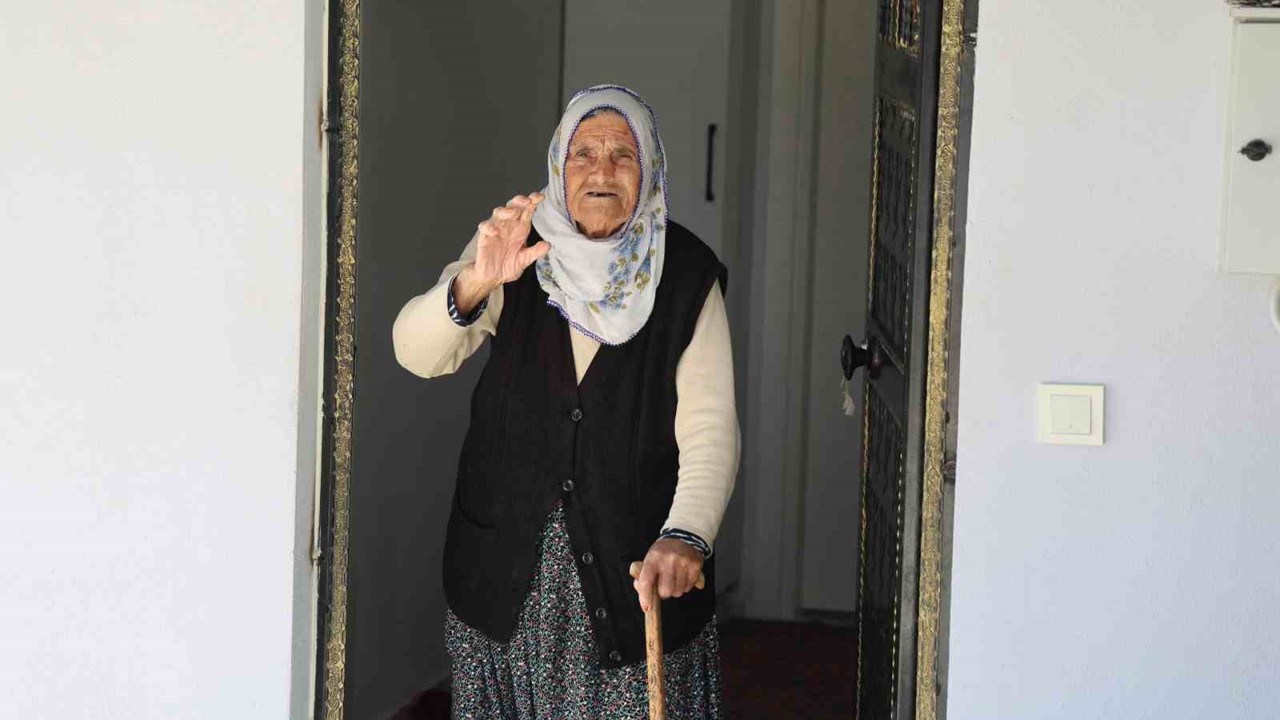 Depremde 41 ev ağır hasar almıştı, yıkılıp yapıldı: 90 yaşındaki Fatma nine yeni evine yerleşmenin mutluluğunu yaşadı
