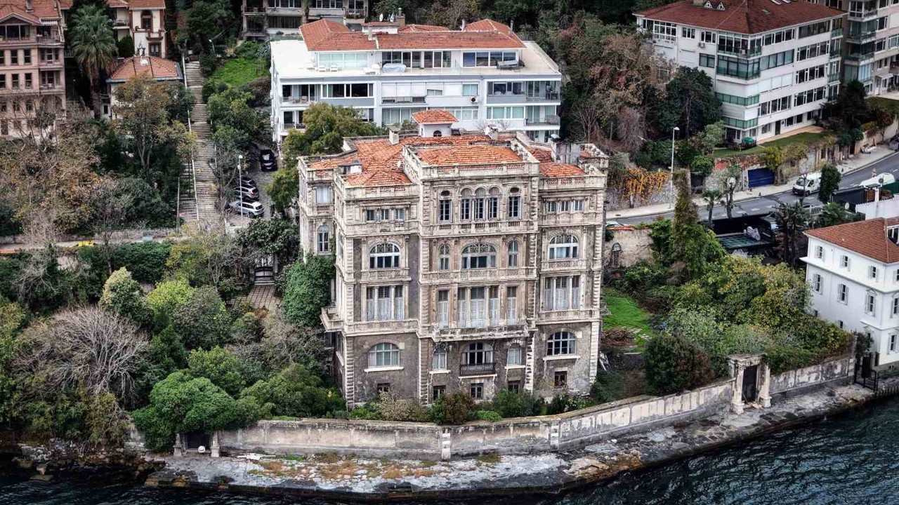 İstanbul Boğazı’nın en ihtişamlı binalarından Zeki Paşa Yalısı yeni sahibini bekliyor
