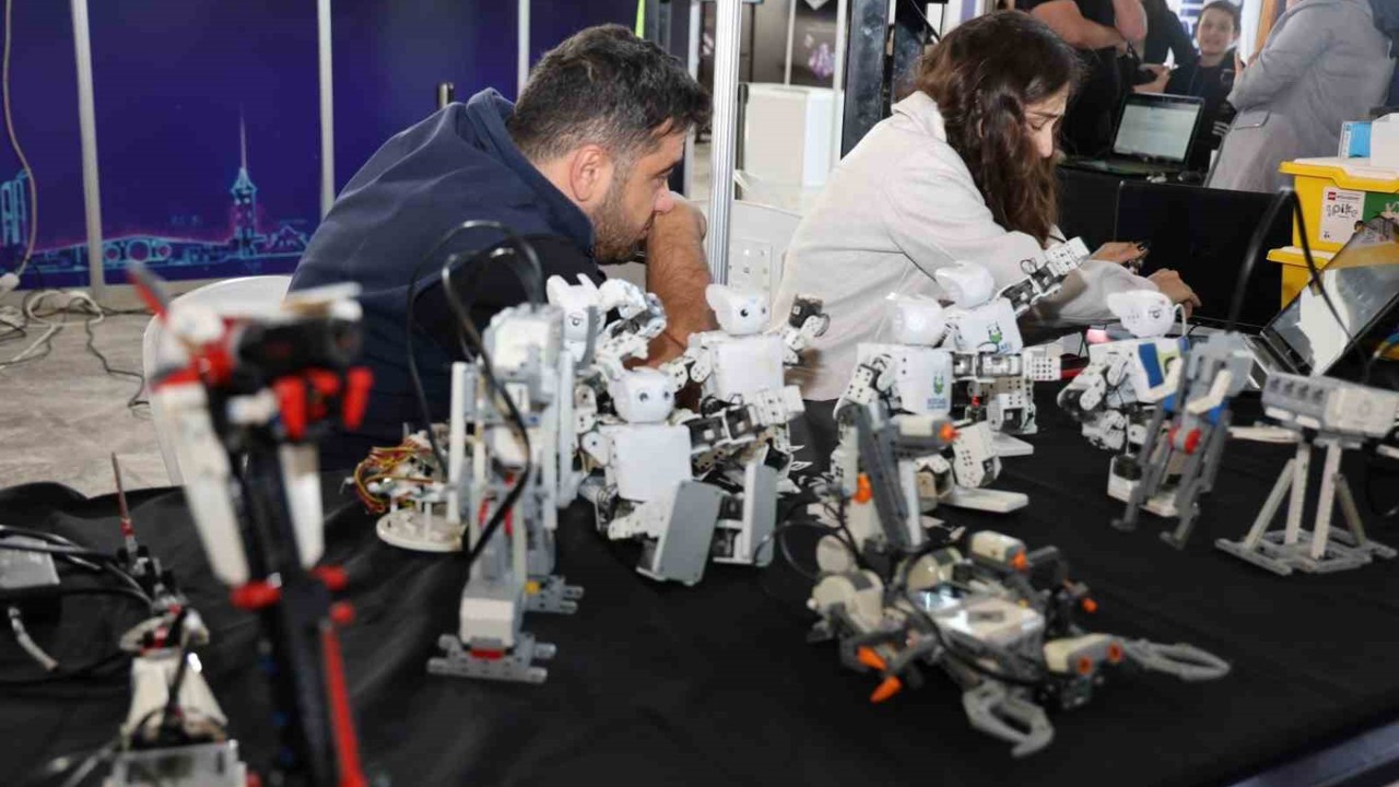 Bilişim Fuarı stantlarına 7’den 70’e yoğun ilgi
