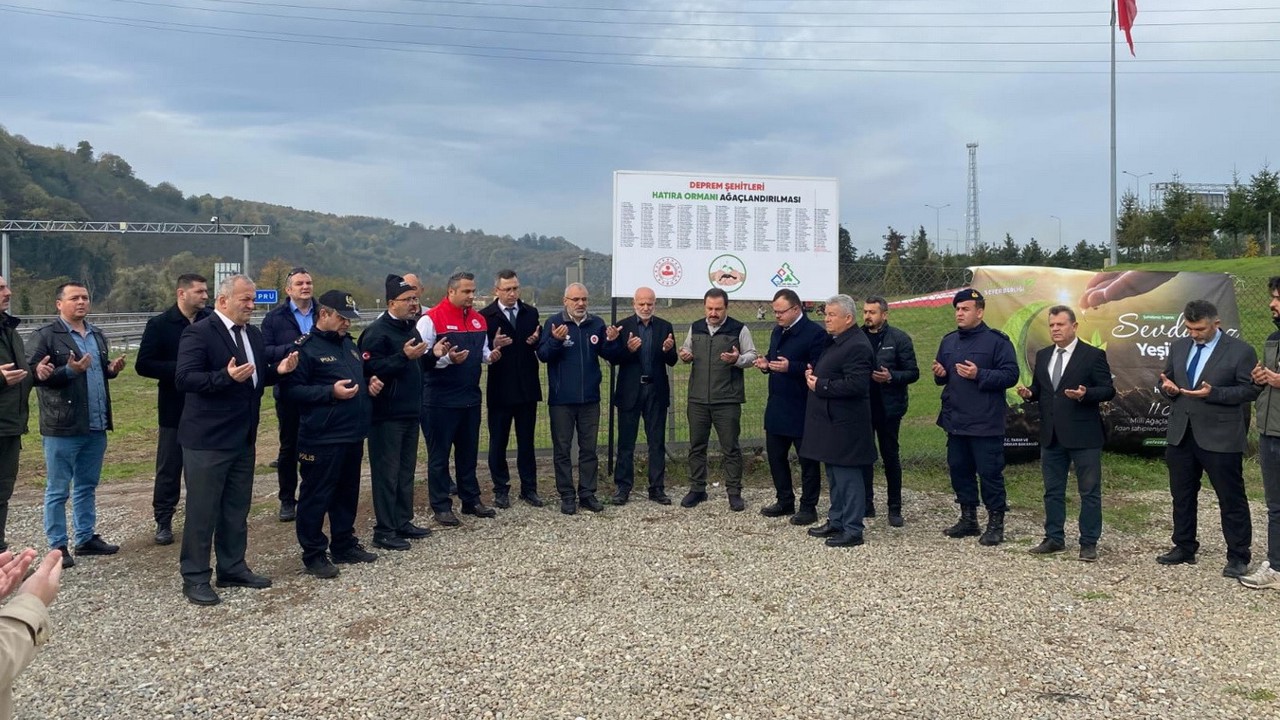 Deprem şehitleri anısına 350 fidan dikildi
