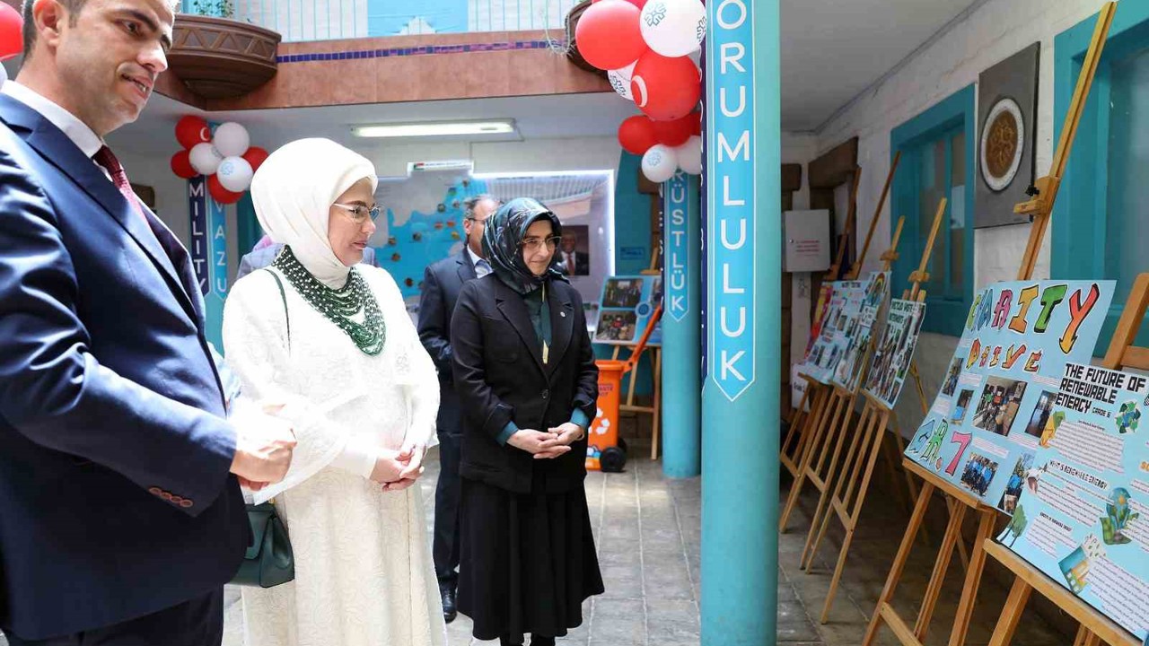 Emine Erdoğan, Güney Afrika’da Uluslararası Maarif Okulu’nu ziyaret etti
