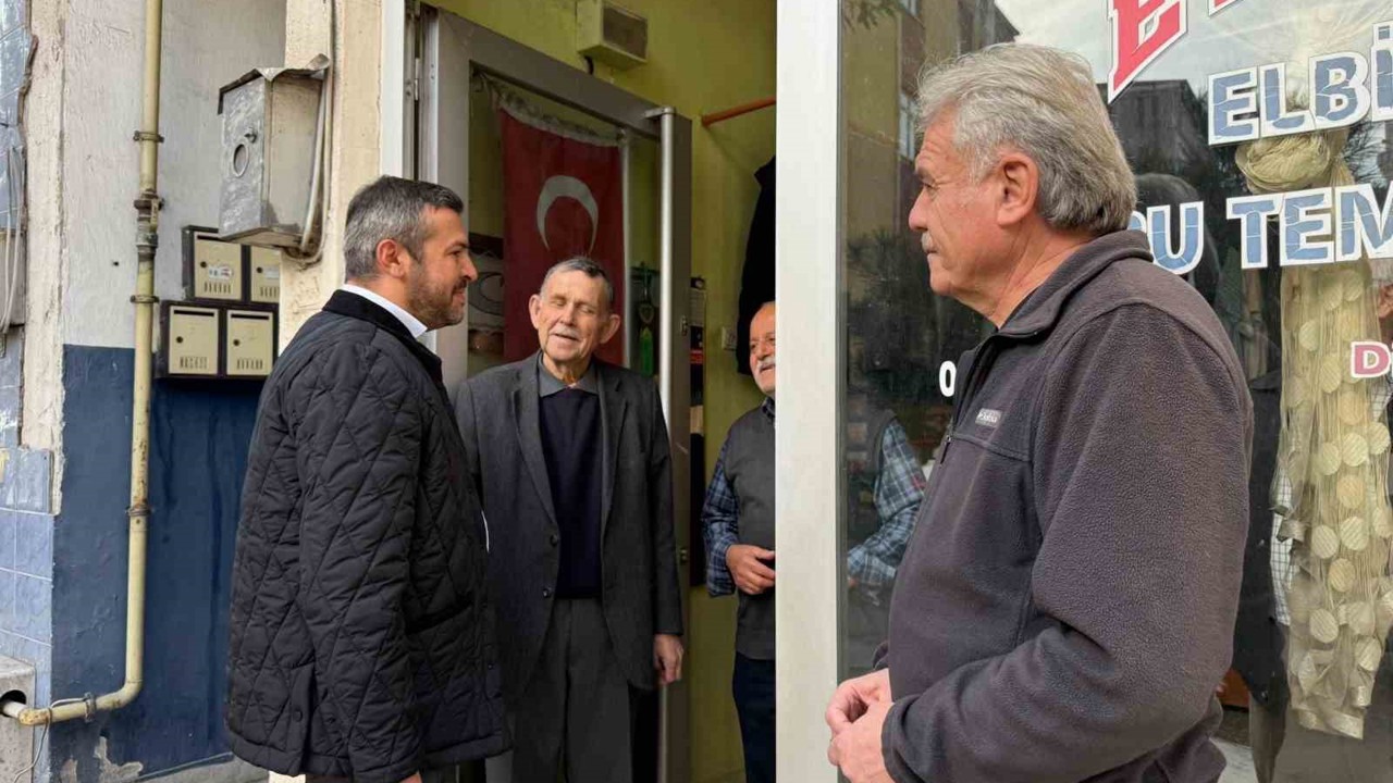 Başkan Çetinkaya, vatandaşların taleplerini dinliyor
