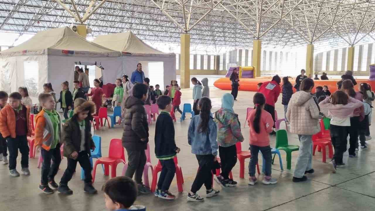 Mobil Çocuk Dostu Alan Tırı, Emek Mahallesi’nde kuruldu
