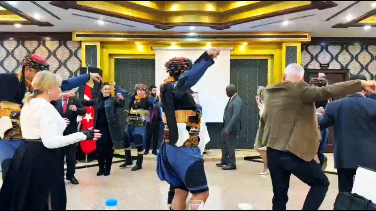 Sağlık Turizmi konferansında Büyükelçiler ‘Zeybek’ oynadı
