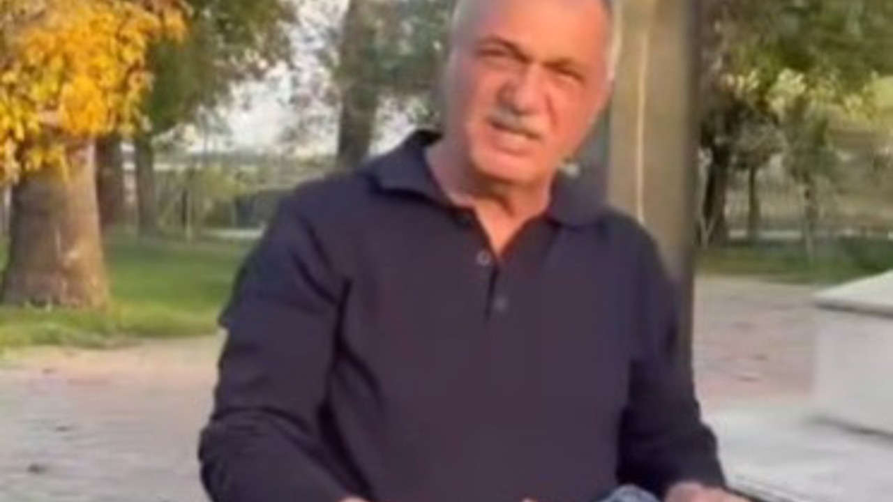 Şehitliğe saygısızlık yapanlara tepki gösterdi, çöpleri tek tek topladı
