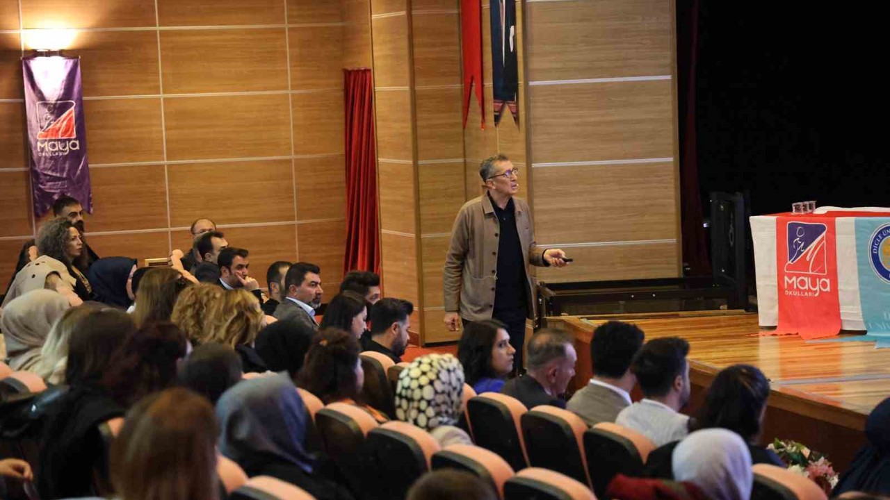 Eski Bakan Selçuk, Diyarbakır’da öğretmen ve velilerle buluştu
