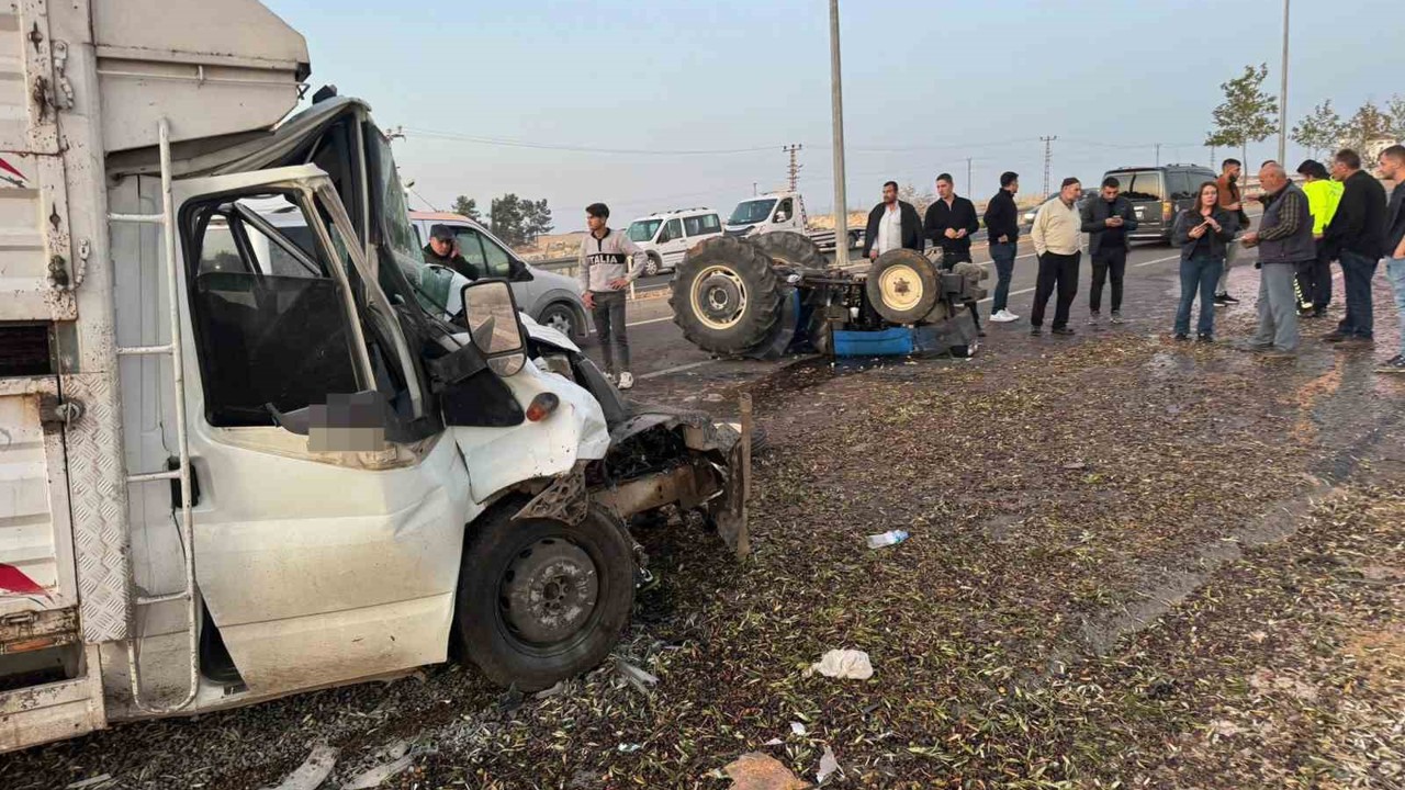 Şanlıurfa’da traktör ile kamyonet çarpıştı: 2 yaralı
