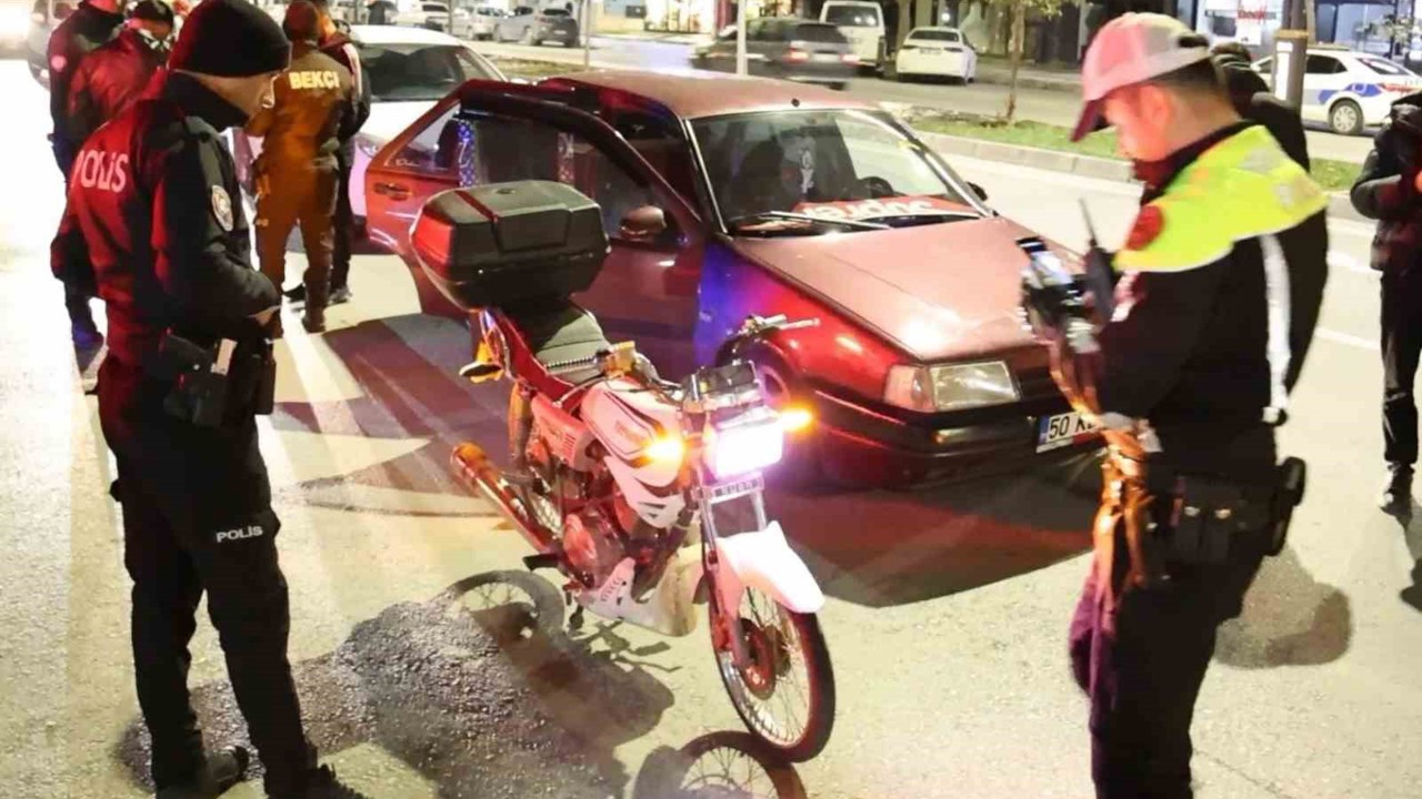 Abartı egzoz ve standart dışı ışıklı motosiklet sürücüsüne 13 bin 776 lira ceza
