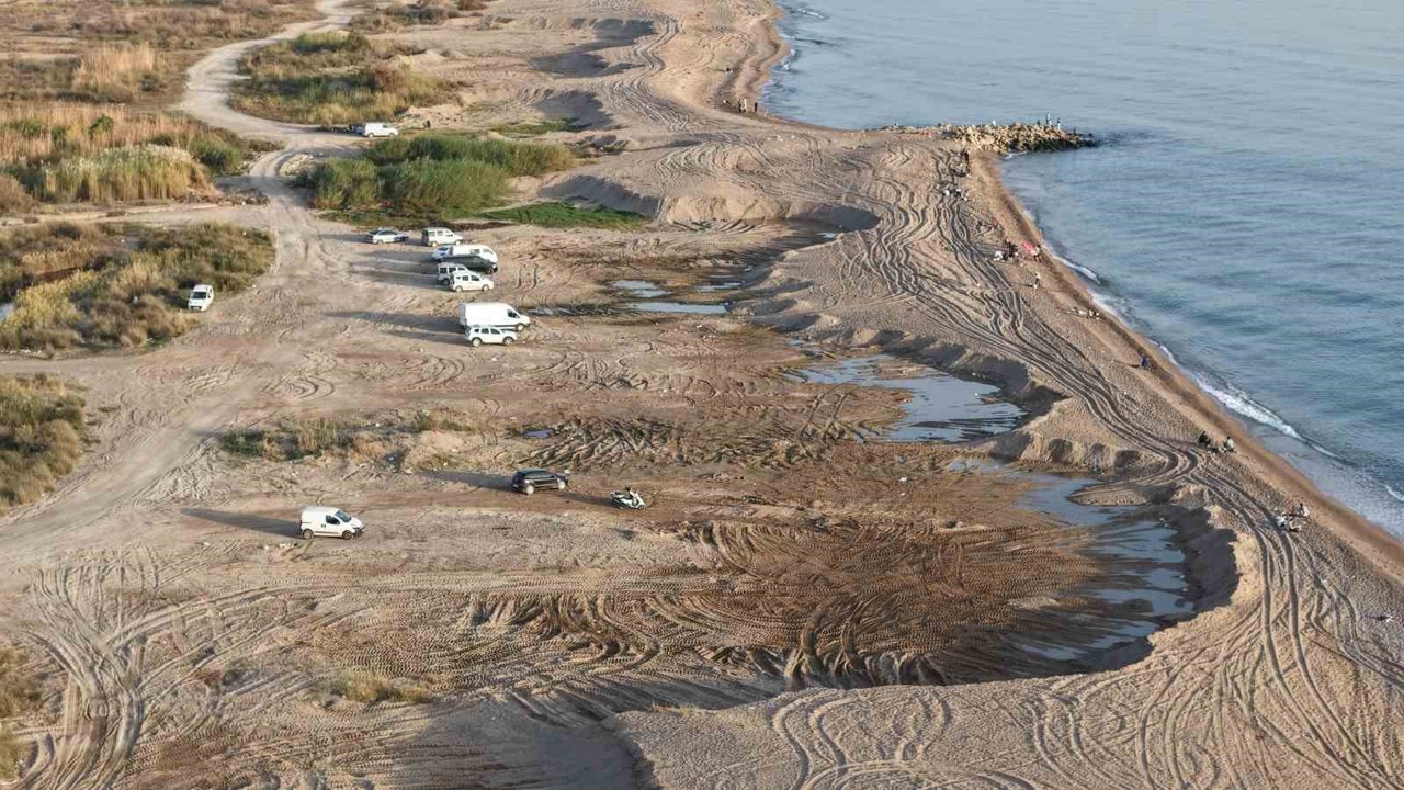 Antalya’da kum hırsızları sahilleri talan etti, kum ocağına dönen sahiller dronla görüntülendi
