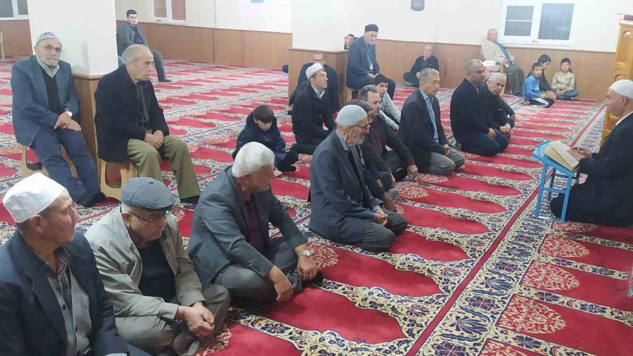 Cemaat Mutaflar Camii’nde sabah namazında bir araya geldi
