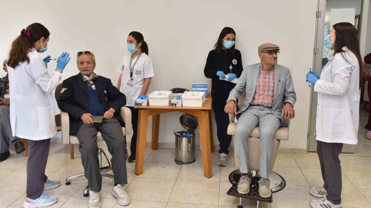 Kepez Belediyesi’nden huzurevi sakinlerine ağız ve diş sağlığı taraması
