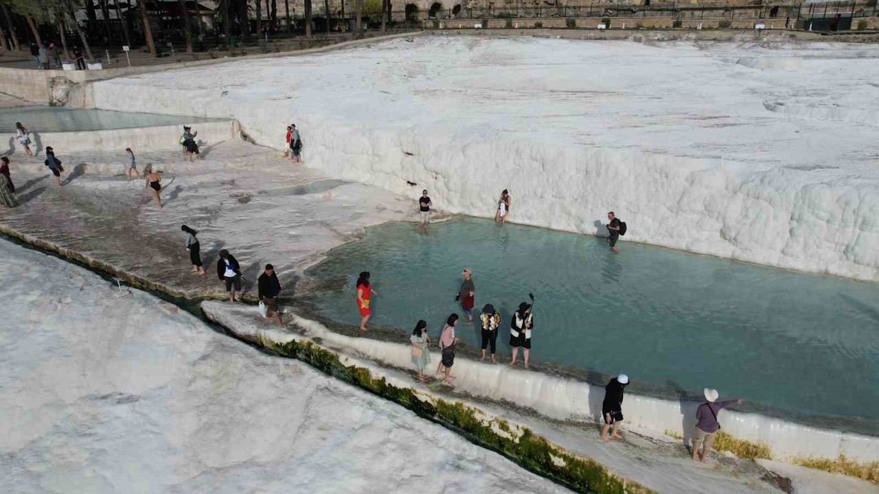 Beyaz cennet Pamukkale, Asya ülkelerinden gelen turistlerin yoğun ilgisini çekiyor
