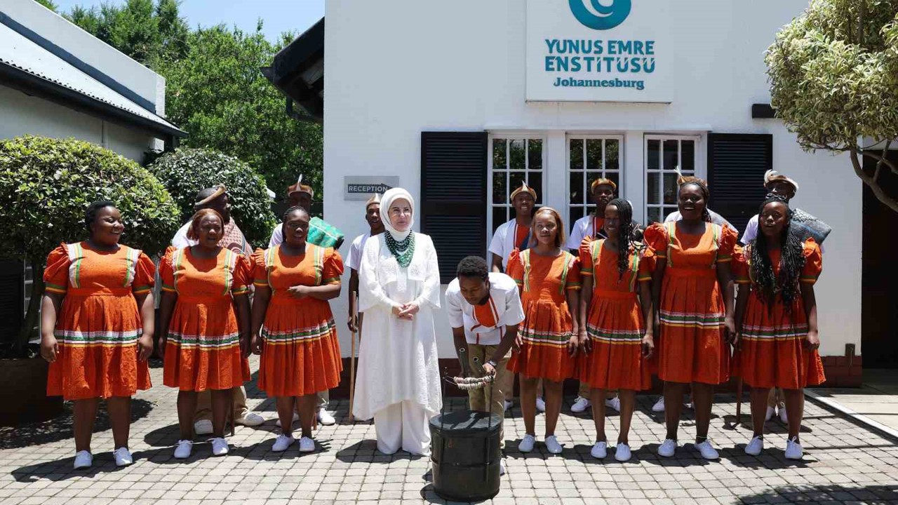 Emine Erdoğan Güney Afrika’da Yunus Emre Enstitüsünü ziyaret etti
