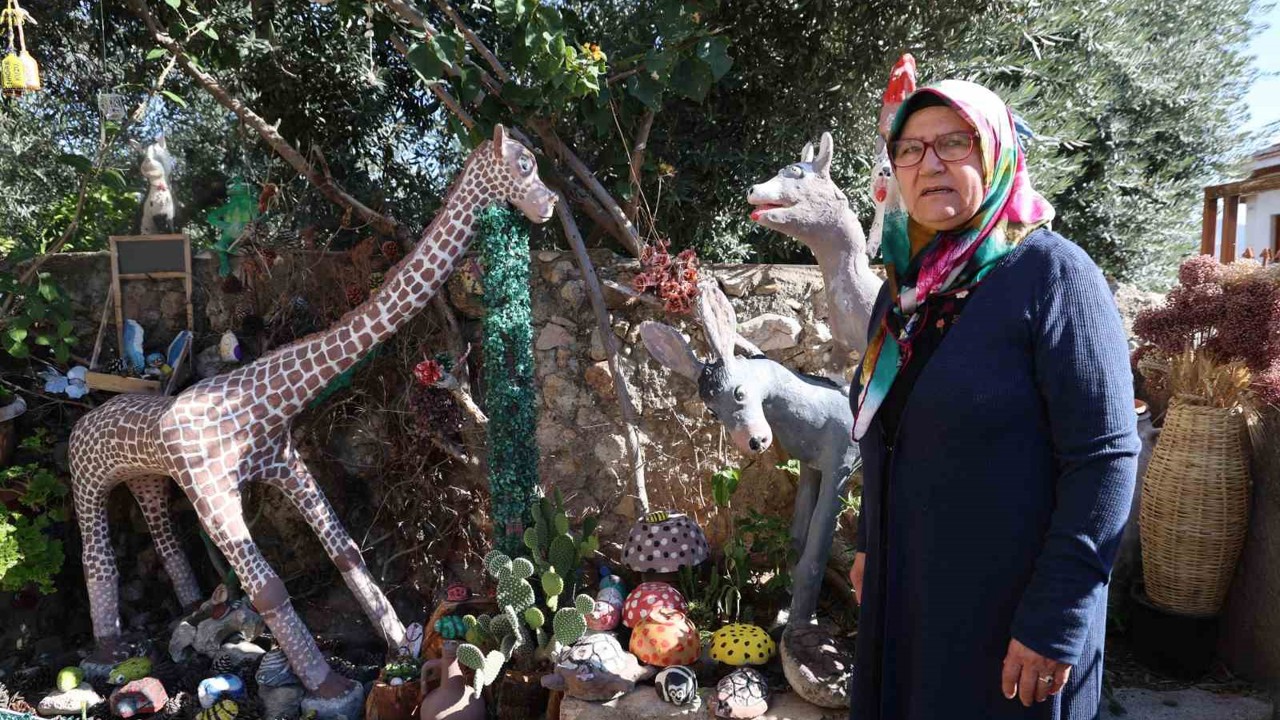 Halk eğitimden emekli oldu atıkları evinde sanata dönüştürdü
