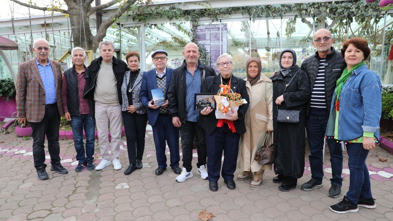 Emekli öğretmen ilkokul öğrencileriyle 50 yıl sonra ilk kez buluştu
