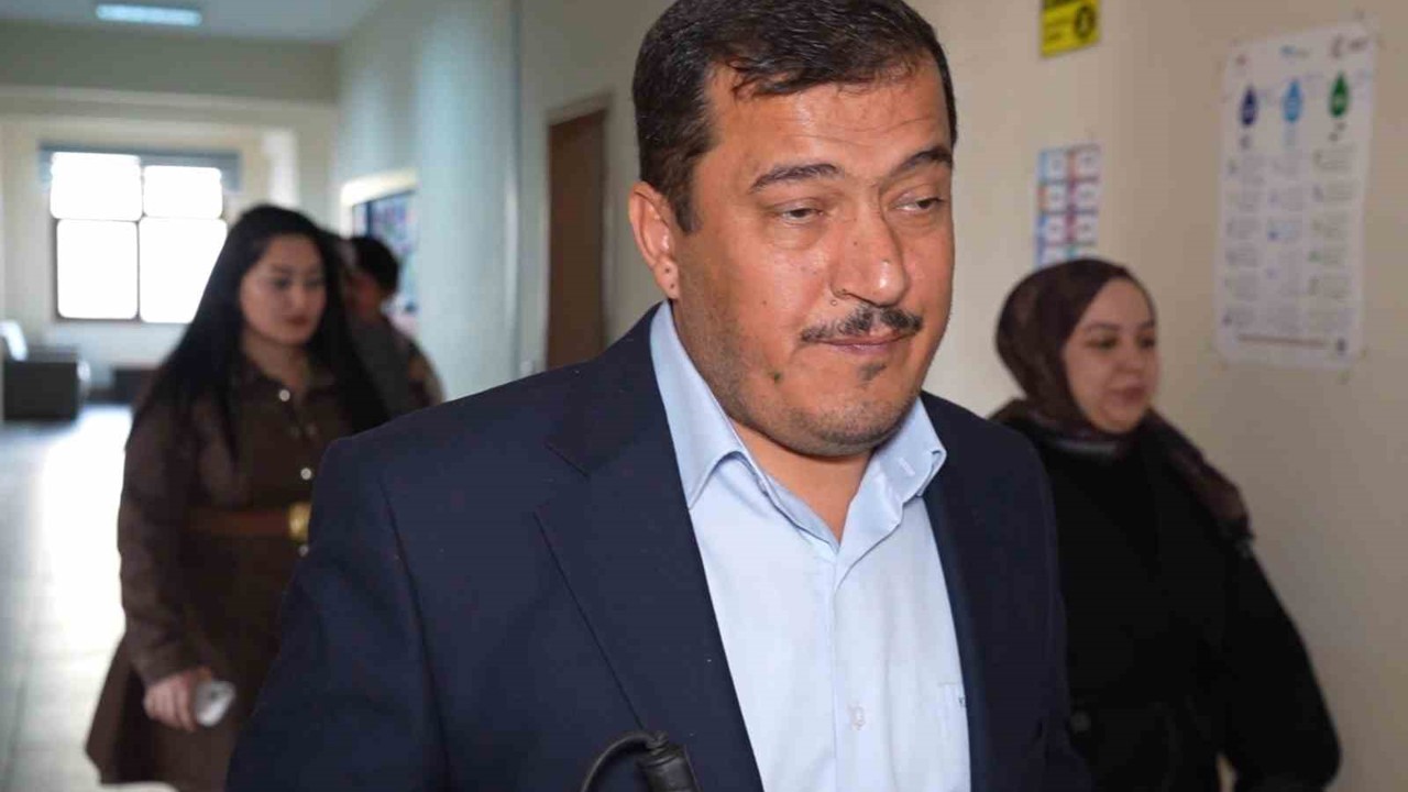 Görme engeline inat başarıya yürüyen öğretmen: Şimdi özel öğrencilerine rehberlik ediyor
