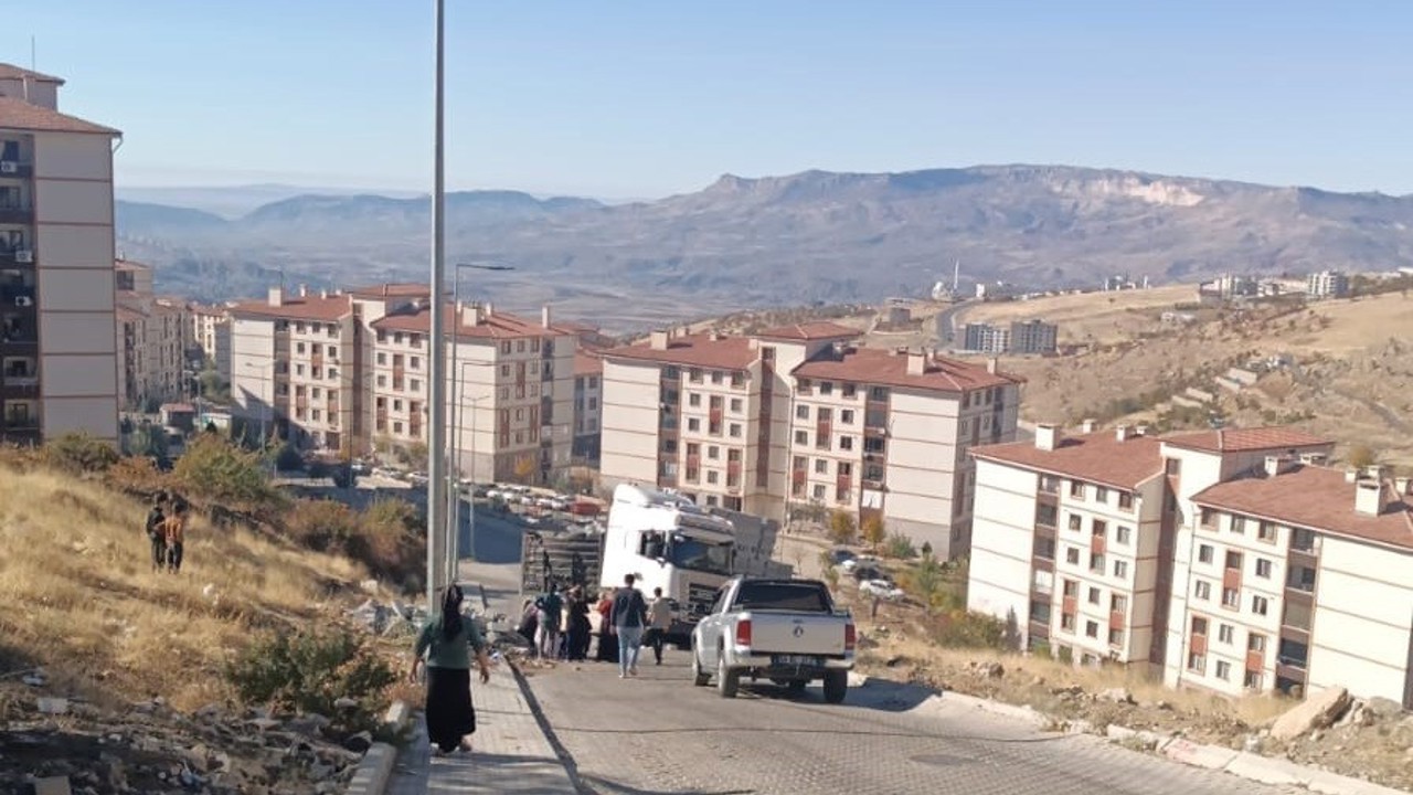 Şırnak’ta tır devrildi: 1 yaralı
