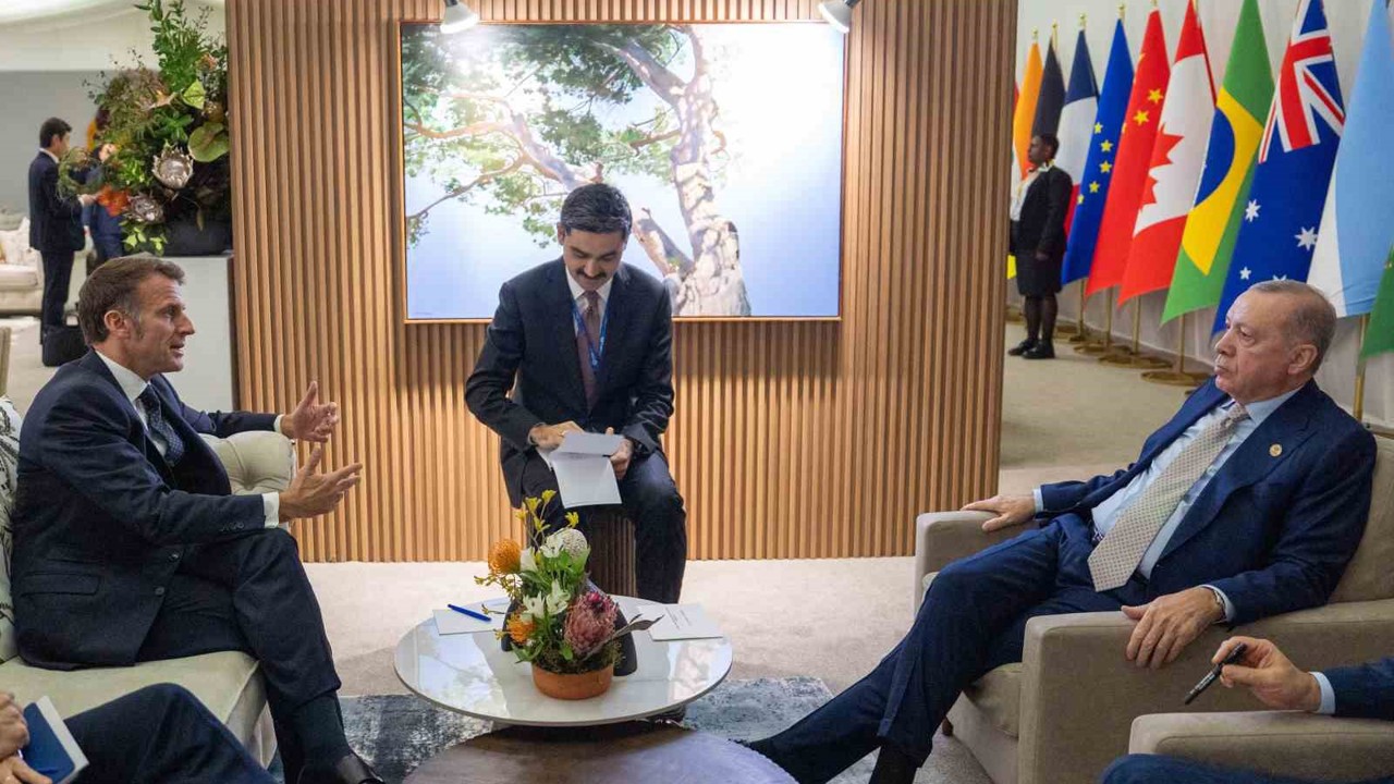 Cumhurbaşkanı Erdoğan, Güney Afrika’da düzenlenen G20 Liderler Zirvesi kapsamında Fransa Cumhurbaşkanı Emmanuel Macron ile bir araya geldi.
