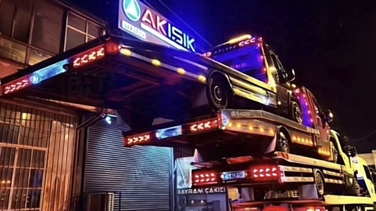 Çekici operatöründen şaşırtan gösteri: Bir çekicinin üzerine 3 çekici yükledi
