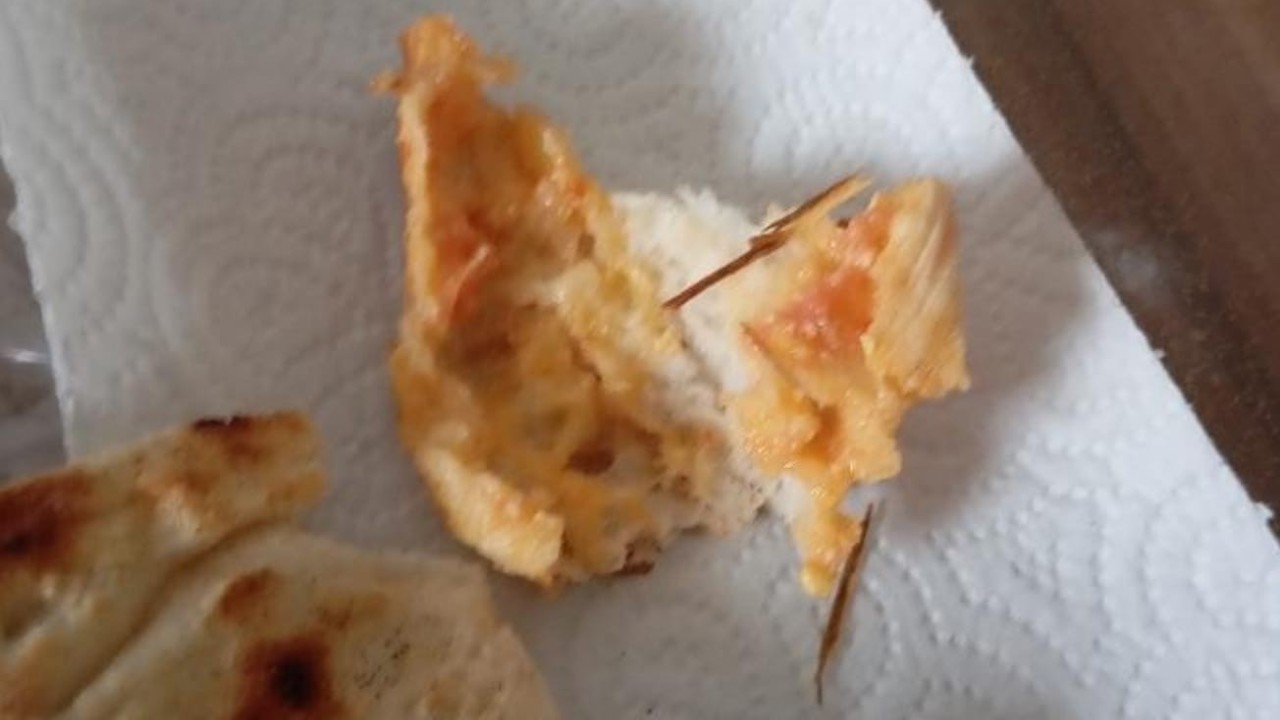 Elazığ’da ekmeğin içerisinden odun parçaları çıktı
