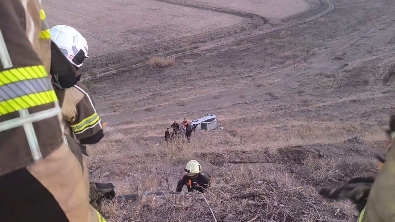 Diyarbakır’da otomobil şarampole yuvarlandı: Yaralı sürücüyü itfaiye kurtardı
