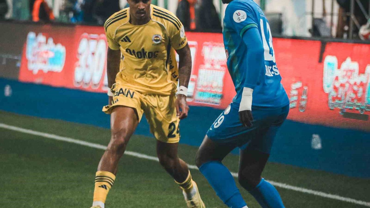 Trendyol Süper Lig: Çaykur Rizespor: 2 - Fenerbahçe: 0 (İlk yarı)
