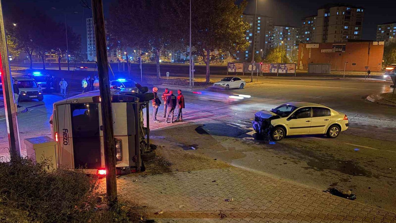 Otomobilin çarptığı servis yan yattı: 2 yaralı
