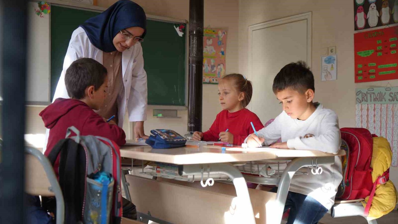 Bayburt’un dağ köyünün hem öğretmeni hem gelini: Zahide öğretmen 3 öğrencisine ışık oluyor
