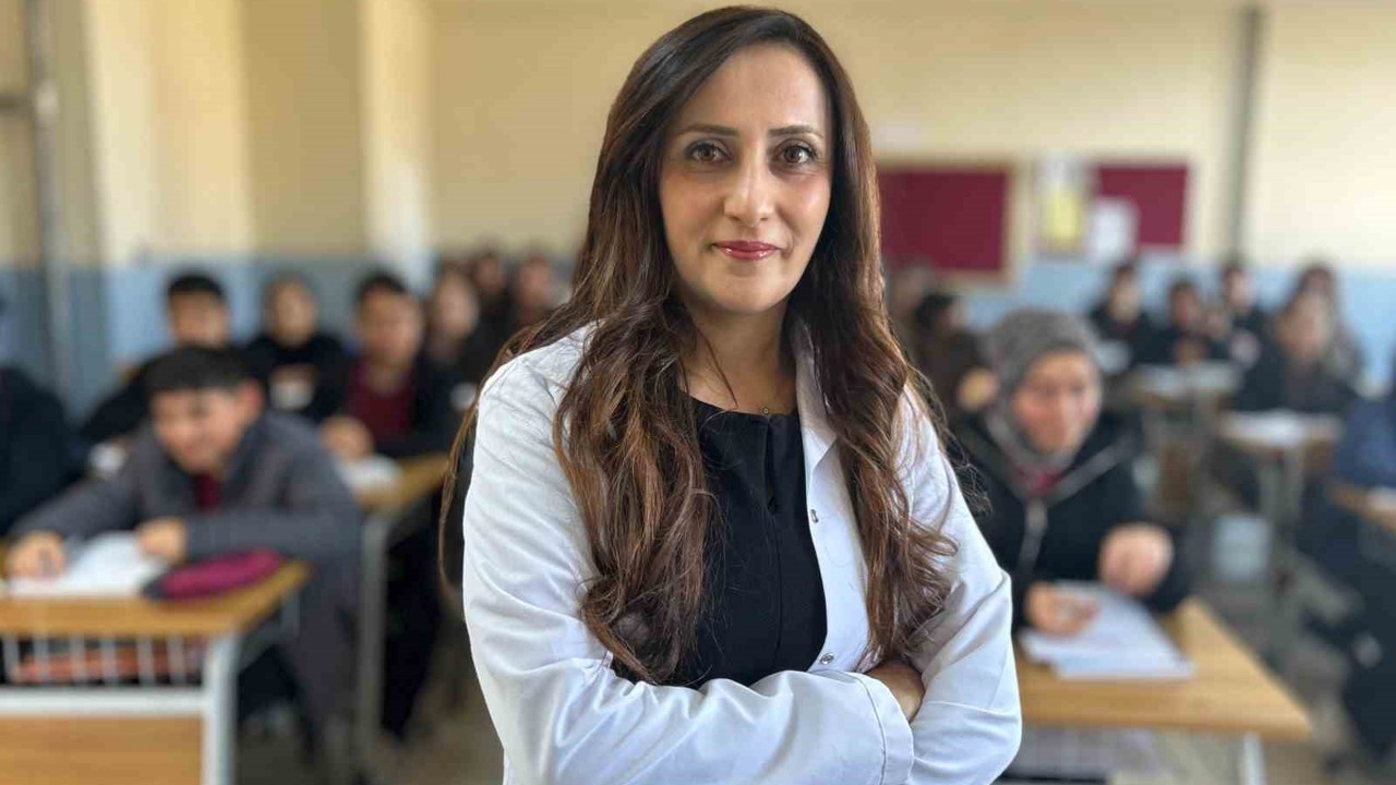 Koreceyi kendi çabasıyla öğrenen Vanlı öğretmen öğrencilerine ilham oluyor
