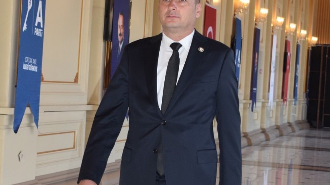 Başkan Saruhan; "Başımızın tacı öğretmenlerimizin günü kutlu olsun"
