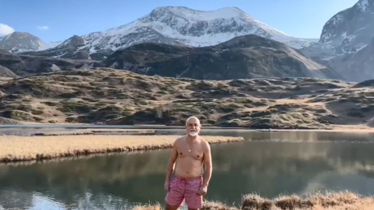Artvin’de Giresunlu bir dağcı Arsiyan Yaylasında buz gibi gölde yüzdü
