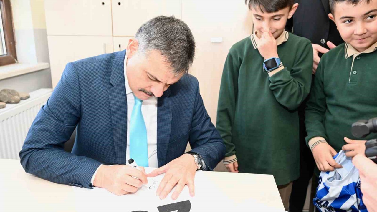 Öğrencilerden Vali Çiftçi’ye forma imzalatma sürprizi
