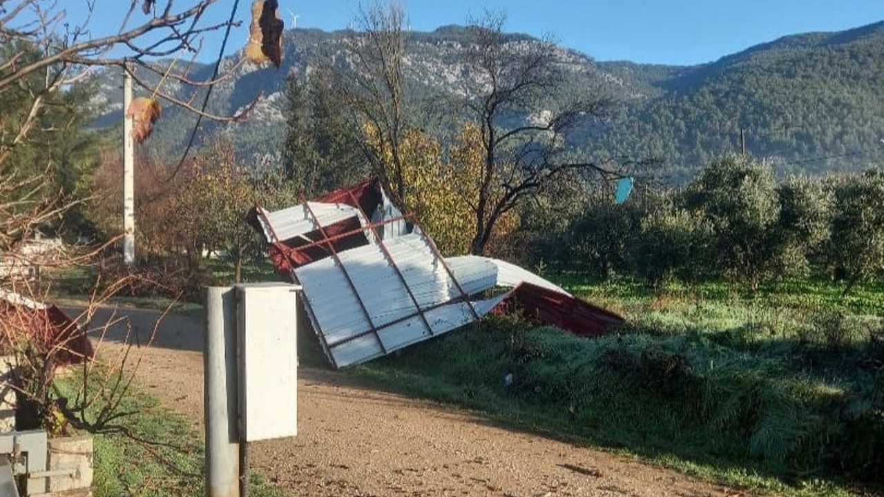 Menteşe’de fırtına yapılara zarar verdi
