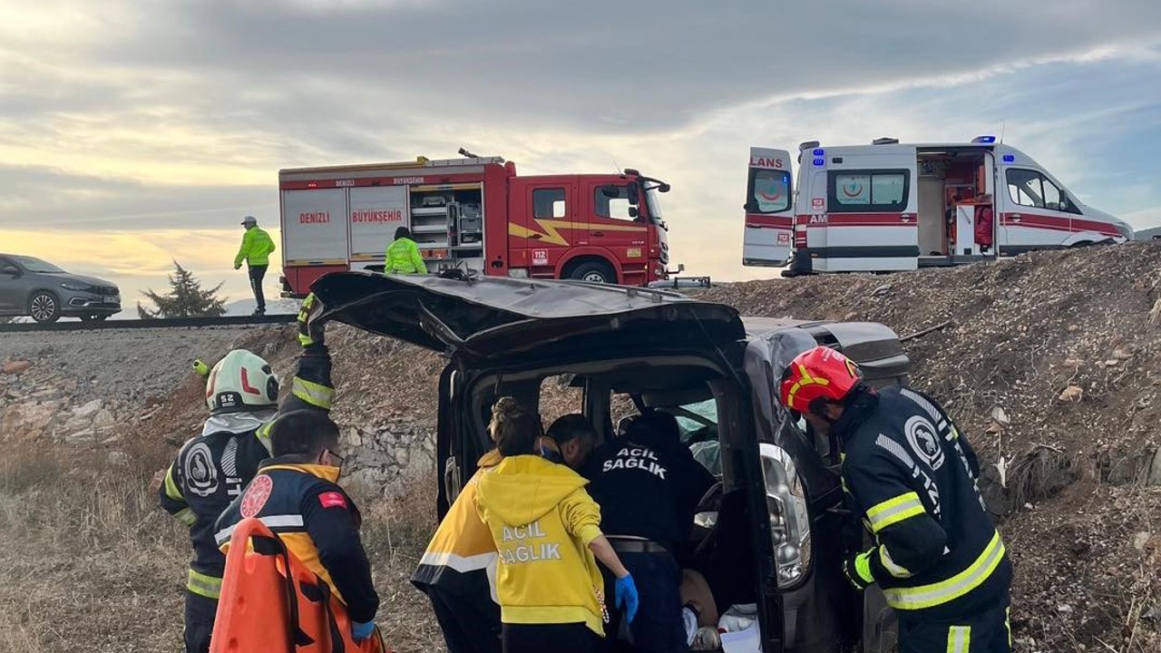 Yoldan çıkan otomobil tarlaya uçtu; 2 yaralı
