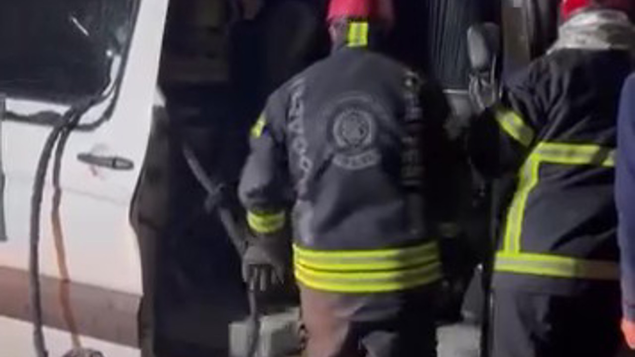 Dilovası’nda tır ile işçi minibüsü çarpıştı: 9 yaralı
